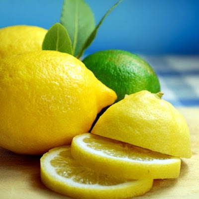 Limones amarillos y verdes. El ácido cítrico de los limones influye en...