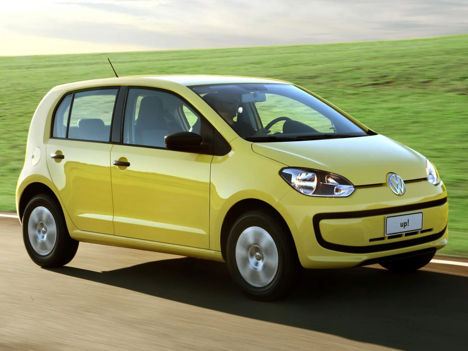 Volkswagen up! - amarelo