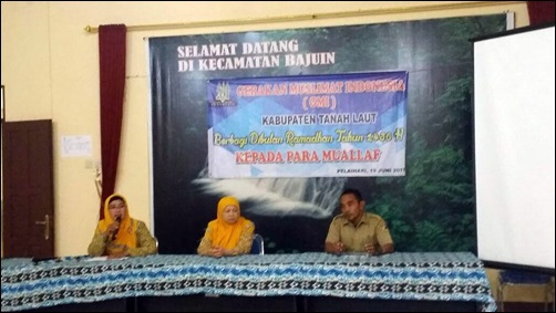 Penyuluh Serahkan Paket Lebaran untuk Muallaf