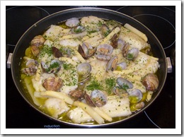 Pescado con almejas y patatas.