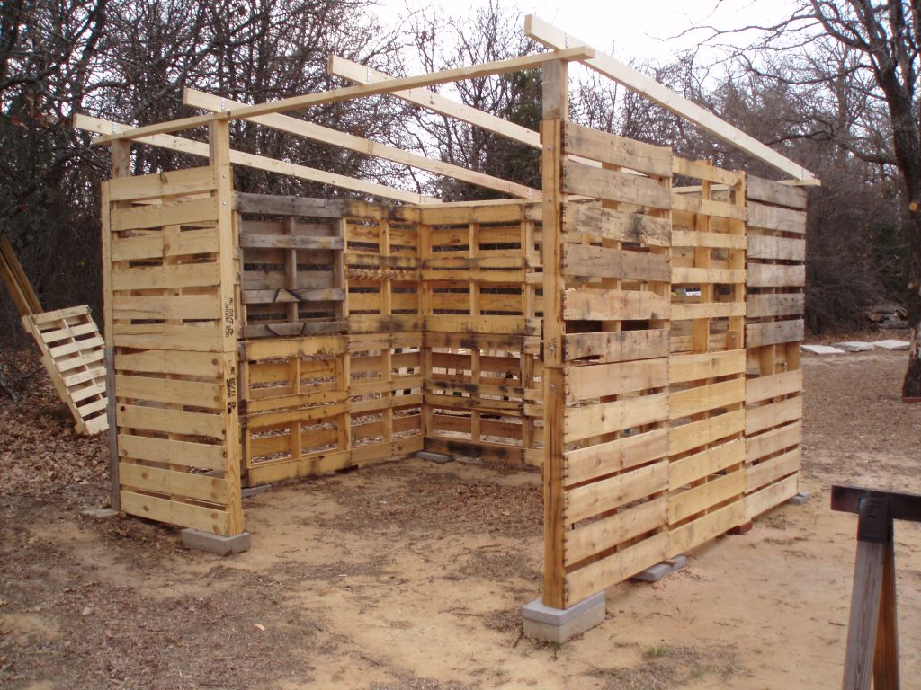 Farmer in the Martindale: Wood Pallet Shed