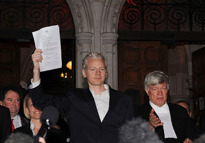 El creador de Wikileaks fue liberado y sigue con su web