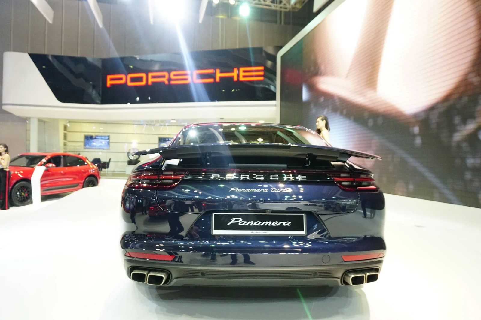 Đuôi xe của Porsche Panamera 2017 thể thao, cá tính và đậm chất xe đua