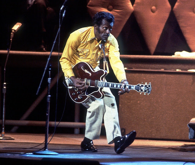 Chuck Berry, en el escenario del Fox Theatre durante el rodaje de la película 'Hail! Hail! Rock 'n' Roll', 16 de octubre de 1986