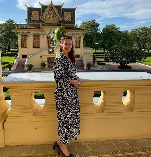 Princess Marie wore a new printed lapel-collar, long sleeves dress by ZARA. Princess paid visited the Killing Fields outside Phnom Penh