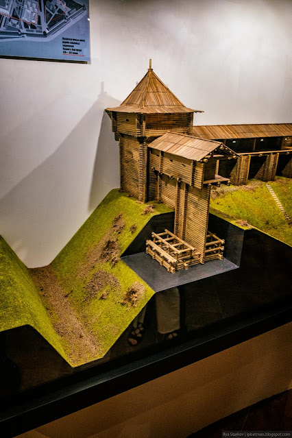 Деревянная модель крепости стены, рва и башни