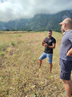 Domenico alle pendici del monte Bulgheria nel suo campo di ceci alle pedici del Bulgheria