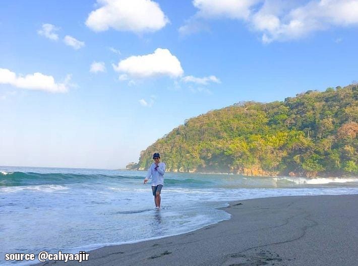 Rekomendasi Wisata Pantai di Jember: Pantai Nanggelan Jember ini juga kerap dikunjungi oleh mereka yang penasaran dengan mitos pantai Nanggelan. Dua mitos yang terkenal dari pantai yang indah ini adalah terdapatnya gerbang kerajaan ghaib dan himbauan untuk tidak membakar sisa jagung yang telah dimakan, karena diyakini dapat mengundang mahluk halus disini.