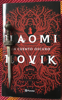 Portada del libro Un cuento oscuro, de Naomi Novik