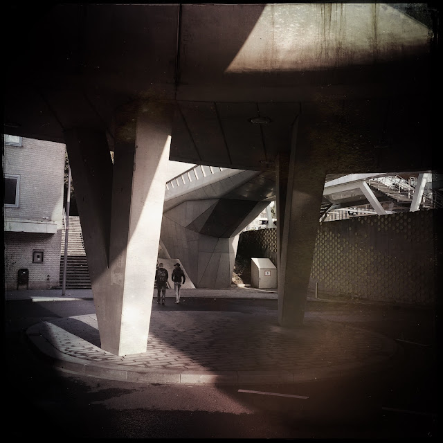 Station Arnhem. Hipstamatic: Lucifer VI + C-Type Plate. Foto: Robert van der Kroft