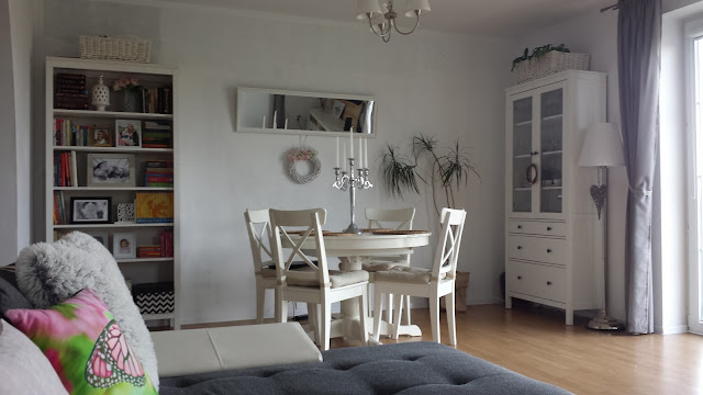 drewniana ściana w salonie, deski na ścianie, witryna Hemnes Ikea, szafka rtv Hemnes Ikea, stolik Isala Ikea, stół Ingatorp Ikea, krzesła Ingolf Ikea