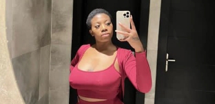 Angel JB Agnes Smith looks incredible beautiful in red and green outfits, as she poses in new selfie photos