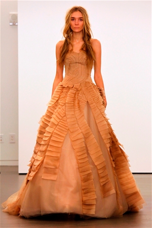  defile 01 VERA WANG 2012 2013 ABİYE MODELLERİ