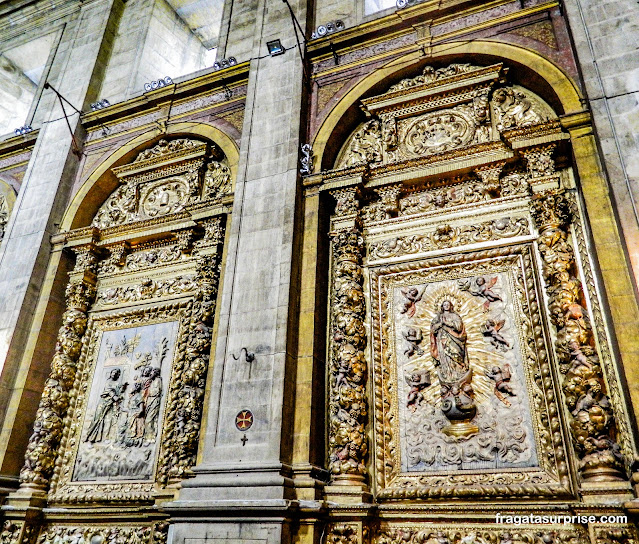 Retábulos na igreja do Convento de Santa-Clara-a-Nova em Coimbra, Portugal