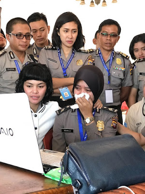 Kisah Haru Polwan Ijab Kabul Lewat Video Call