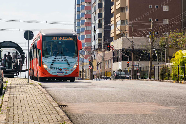 Ônibus expresso na Av. Paraná com a mensagem "Use Máscara"