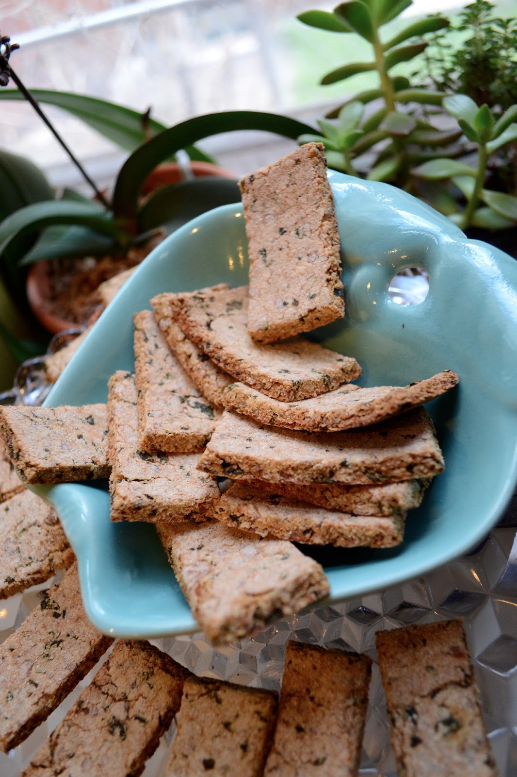 vegan cheezy kale crackers for healthy snacks, grain and gluten free, healthy crackers, grain free cracker
