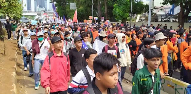 Ribuan Mahasiswa Dan Buruh Dihadang Saat Longmarch Ke DPR