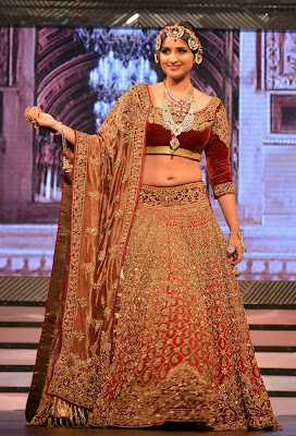 Parineeti Chopra Hot Ramp Walk Latest photos : Unseen Beautiful Images Of Parineeti Chopra Exposing Her Fatty Navel Belly Show