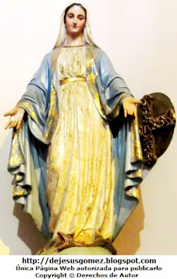 Imagen de la Virgen María extendiendo las manos  (Virgen María de la Iglesia San Pedro). Foto de la Virgen María tomada por Jesus Gómez