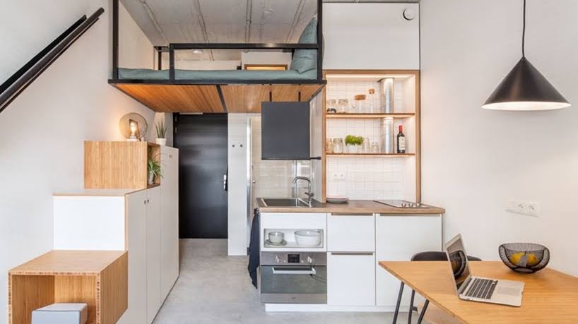 Este pequeño apartamento tiene una cama suspendida del techo