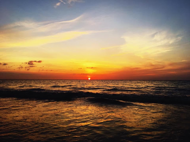 หาดคึกคัก เป็นจุดชมวิวพระอาทิตย์ตกที่สวยอีกที มีบรรยากาศที่เงียบสงบ