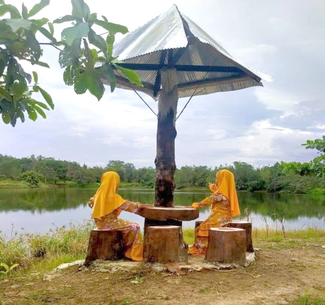 Bersantai di Danau Kumbara