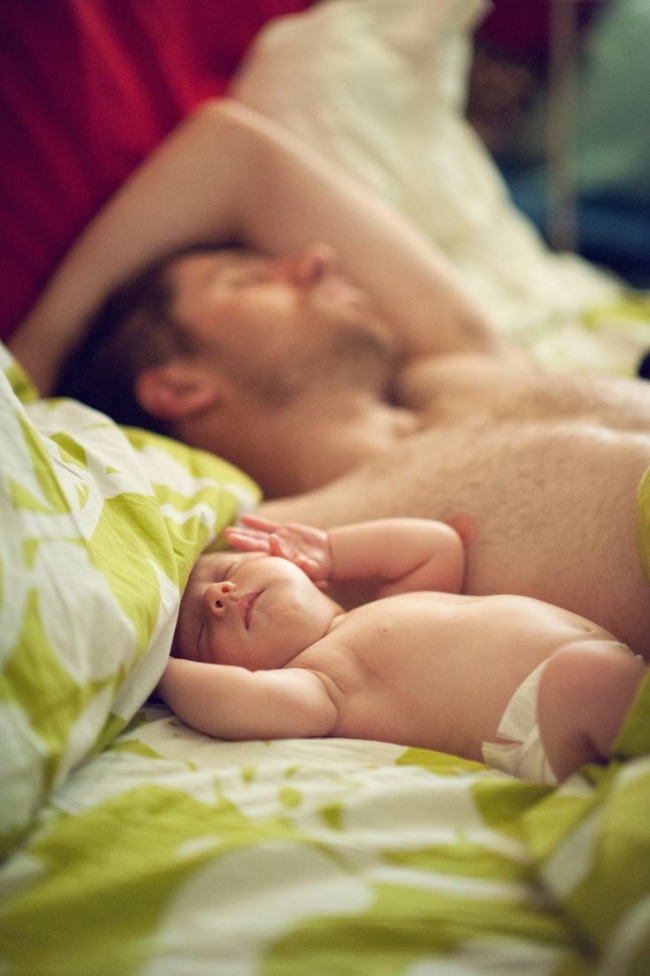 20 photos of happy dads and their newborns