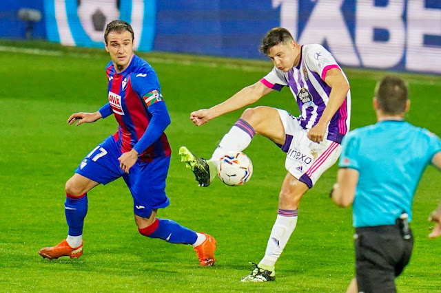 El debutante Miguel Rubio despeja ante Kike García. S. D. EIBAR 1 REAL VALLADOLID C. F. 1. 13/02/2021. Campeonato de Liga de 1ª División, jornada 23. Eibar, Guipúzcoa, estadio de Ipurúa. GOLES: 0-1: 6’, Roque Mesa, de penalti. 1-1: 23’, Kike García.