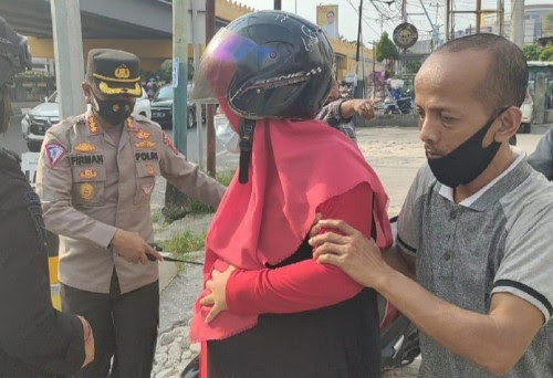 Naik Motor Sendirian, Ibu Hamil Nyaris Melahirkan di Lokasi Penyekatan PPKM