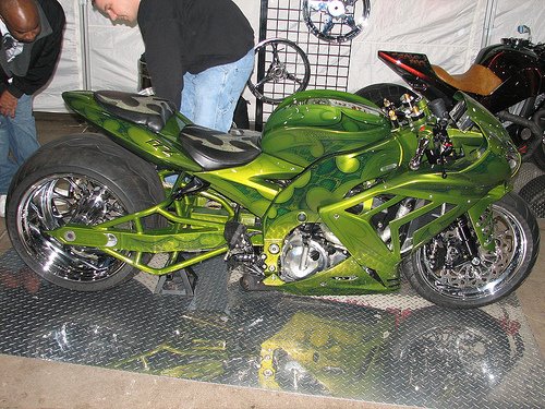 Moto customizada verde 