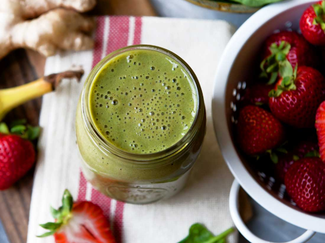Strawberry Spinach Green Smoothie #healthy #drink