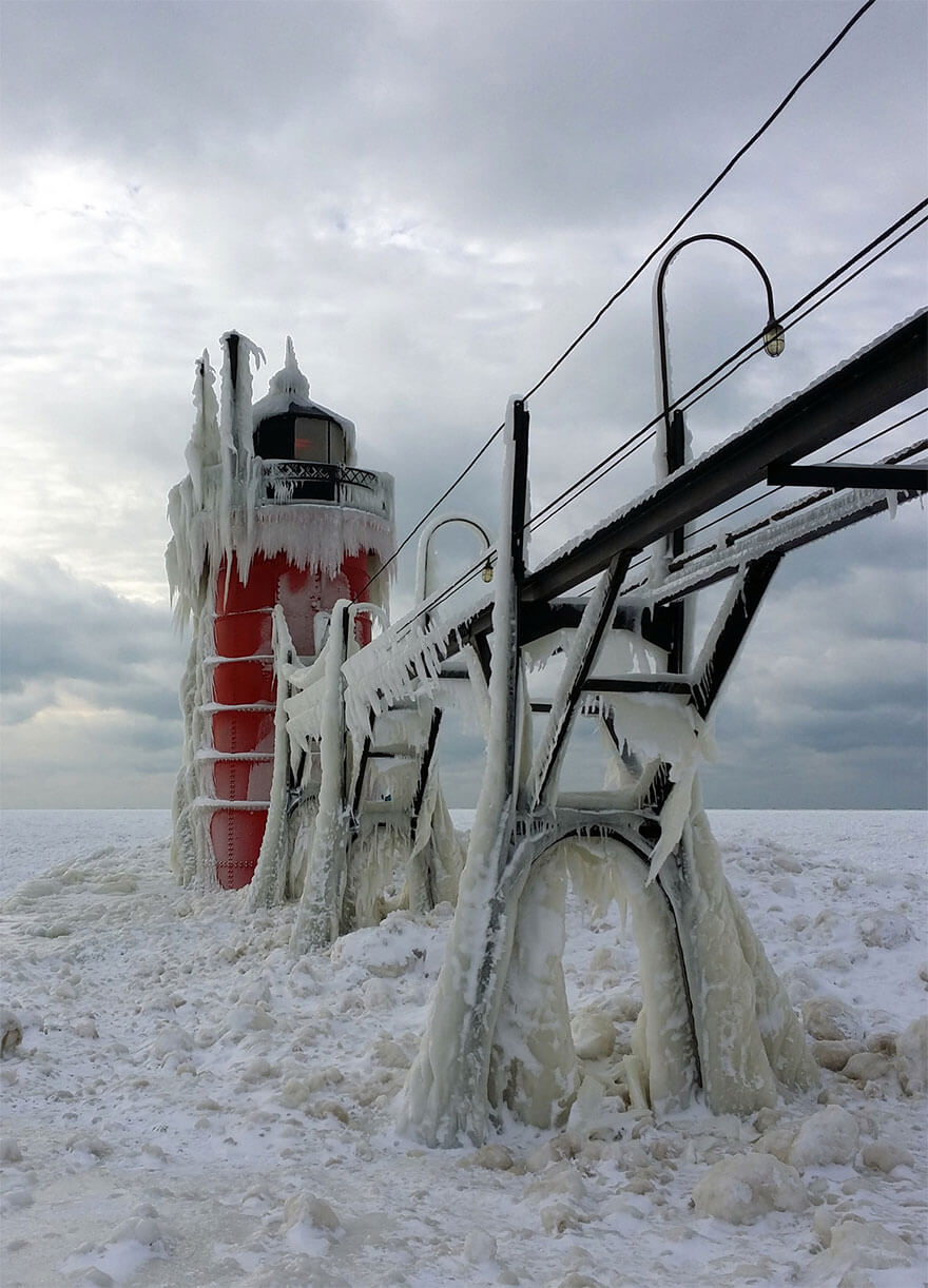 Mesmerizing Pictures Of Frozen Lake Michigan Shattered Into Millions Of Ice Pieces