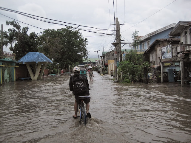 洪水の中を自転車で走行