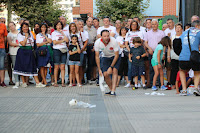 Campeonato de lanzamiento de papel higiénico en las fiestas de Retuerto