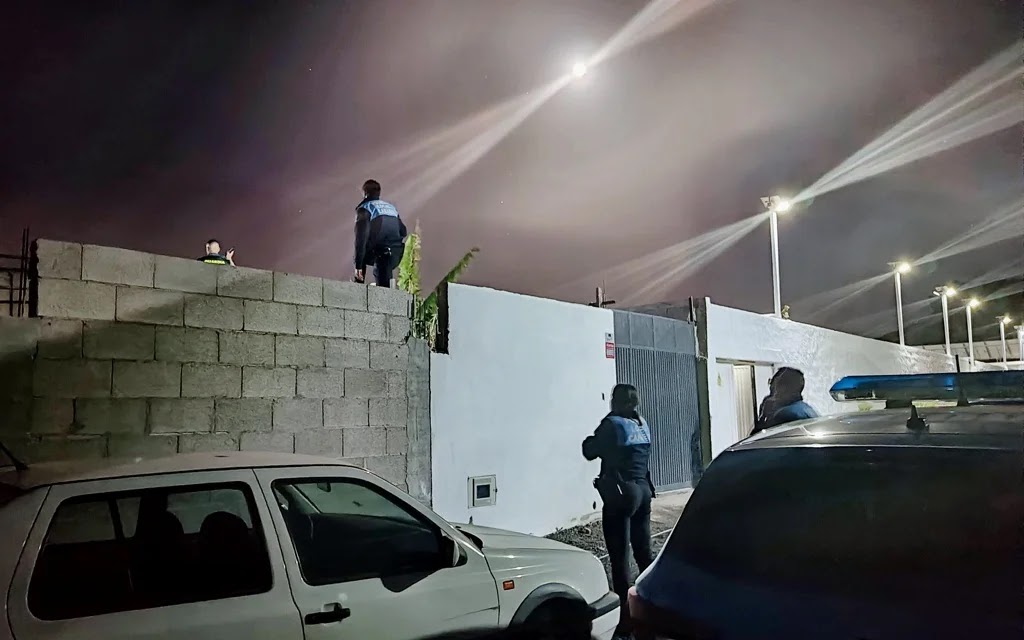 Agentes de la Guardia Civil y Policía Local Arona, encima de los muros (Foto: Policía Local de Canarias Blog).