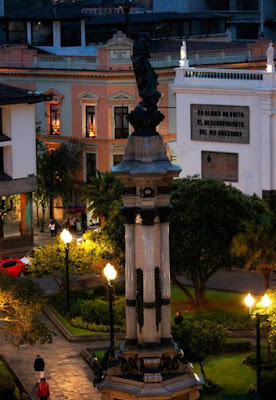 Tour paseo turístico por la ciudad de Quito en la noche