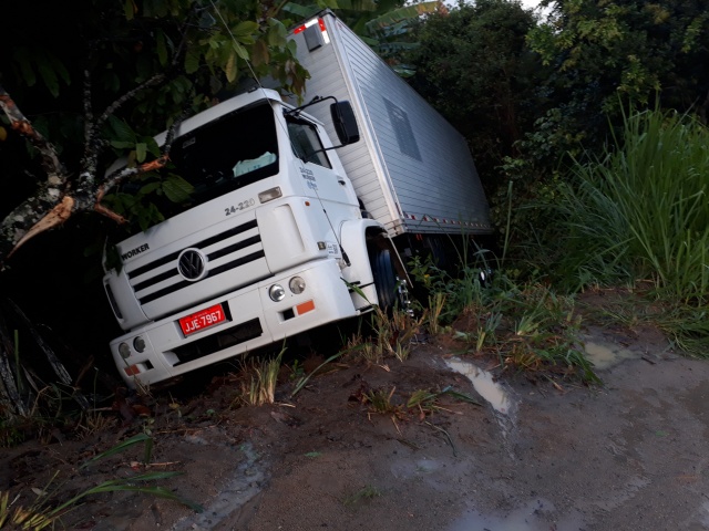 Caminhão baú tomba na BA 539 no Entroncamento de São Miguel