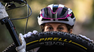 Jolanda Neff della Trek in posa con i Pirelli Scorpion da Mountain Bike