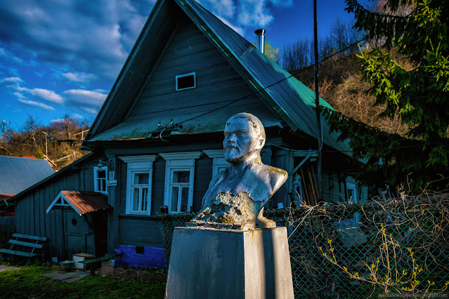 Бюст Ленина на фоне деревенского дома
