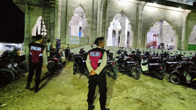 Beri Rasa Aman Saat Warga Sholat Tarawih, Satsamapta Polres Aceh Timur Intens Gelar Patroli