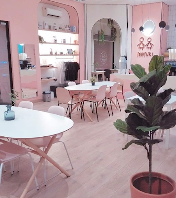 Sensuri Coffe, Coffe shop serba pink yang jadi langganan Fotografer dan Selebgram Medan   Tak heran jika coffe shop ini jadi tempat langganan para selebgram dan forografer, karena cafe ini menawarkan tempat yang cozy banget, bergaya vintage, rustic, minimalis dan instagramable banget. Disini juga sering dijadikan tempat foto prawedding, foto endorsment oleh selebgram, maupun untuk workshop. Sensuri Coffe sendiri awal berdiri di Singapura, dan membuka cabang di Indonesia terutama di Medan, di Kota Medan Sendiri, Sensuri coffe telah membuka cabang sebanyak 5 lokasi yakni Sensuri Coffee Workshop di Jl. Sei Kera Hilir No.128, Medan Perjuangan, Sensuri Coffee Galery di Jl. Sei Besitang No.8, Sensuri Coffee Boutique di Mall Center Point Jl. Jawa, Sensuri Coffee Shop di Jl. Kapten Patimura No.66 Medan, dan Sensuri Coffee di hotel Uno Capsule Jl. H.M Yamin. Sesuai namanya coffee shop ini menawarkan tema yang berbeda-beda di setiap cabangnya. Mimin sendiri sering mengunjungi sensuri coffee worshop cabang Sei Kera, yang menarik pertama kali ketika melintas adalah bangunan berwarna pink, disini juga tersedia parkir namun tidak terlalu luas, ketika kalian masuk, kalian akan langsung menghirup aroma kopi yang menenangkan, ruangan disini full AC dan tidak ada smoking area. Untuk pemesanan, kalian dapat langsung bertemu barista-barista yang ramah untuk memesan coffee setelah itu baru kalian dapat mencari tempat duduk sesuai keinginan kalian, dan coffee yang kalian pesan selanjutnya akan di antar ke meja kalian. Untuk jenis kopi, disini sangat beragam mulai dari kopi arabika, robusta asal Papua, Timor Leste, Kenya, Kuba dll. Mereka juga roasting sendiri biji kopinya. Menu kopi yang di tawarkan juga beragam, dari Amiricano, espresso, java chip, Mocha, Chocolate, Green Tea, Cafe Latte, Vanila Latte, Cappucino latte, dll. Harga mulai Rp. 25.000- 45.000.  Selain coffe untuk menemani kamu disini juga menyajikan cake-cake imut yang sangat cocok untuk jadi teman minum coffee. Untuk cake nya mulai harga Rp. 25.000-36.000.  Cafe buka dari pukul 11.00-22.00 WIB, kecuali cabang Sensuri Coffe di Uno Capsule Jl. H.M Yamin yang buka hingga 24 jam.