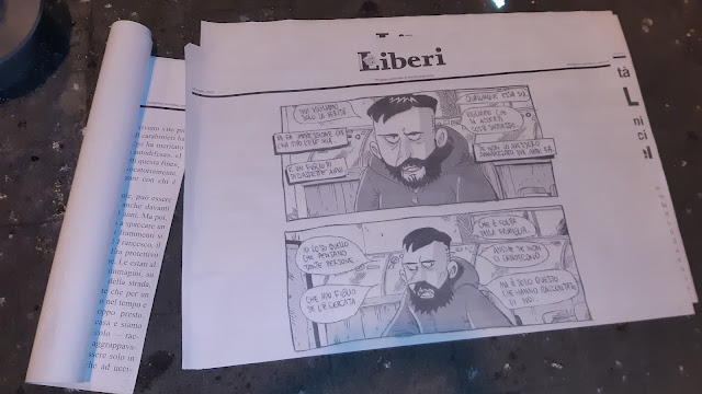 Due vignette del fumetto "Strati" in cui il padre di Ugo dice: <<noi vogliamo solo la verità qualunque essa sia, vogliamo che si accerti cosa è successo. Io lo so quello che pensano tante persone, che mio figlio se l'è cercata, che è colpa della famiglia, anche se non ci conoscono. Ma è solo questo che hanno raccontato di noi>>