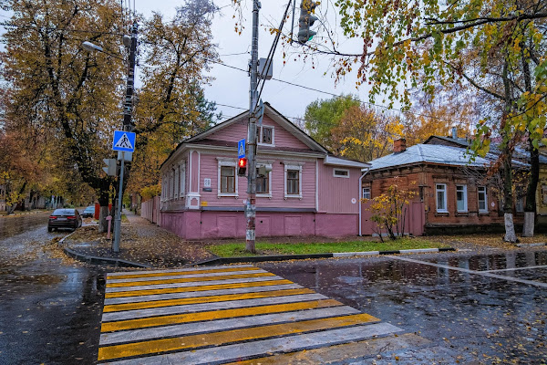 Покрашенный в розовый цвет деревянный дом