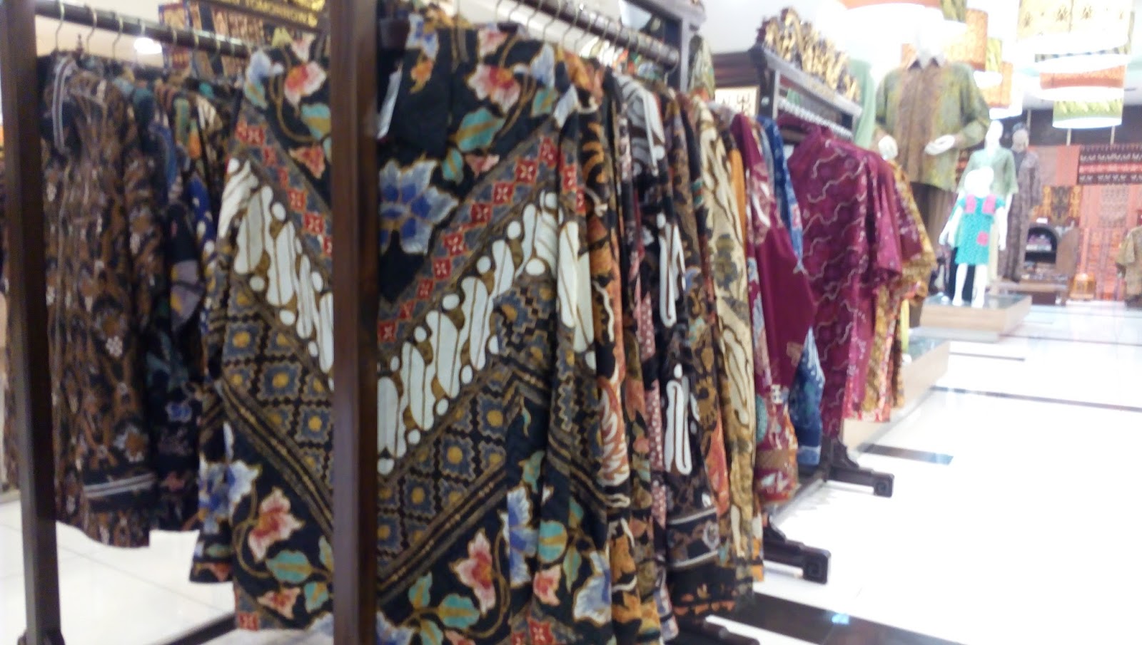 Yuk Cek Koleksi dan Harga Batik di Sarinah Indonesia 