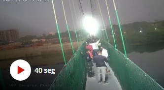 Vídeo mostra momento em que ponte na Índia desaba; 134 pessoas morreram