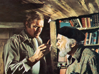 Charlton Heston y Edward G. Robinson en una escena de Cuando el destino nos alcance