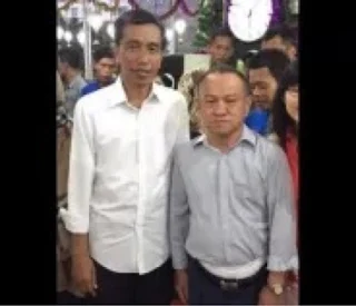 foto seorang bapak kelihatan CD saat berfoto bersama presiden jokowi