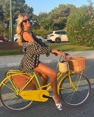 Elena Santarelli in bicicletta a Forte dei Marmi 23 luglio 2023