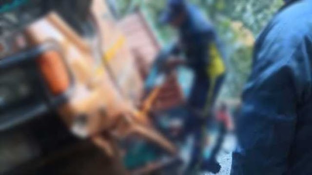 अनियंत्रित होकर गहरी खाई में गिरा कैंटर वाहन, चालक की मौत